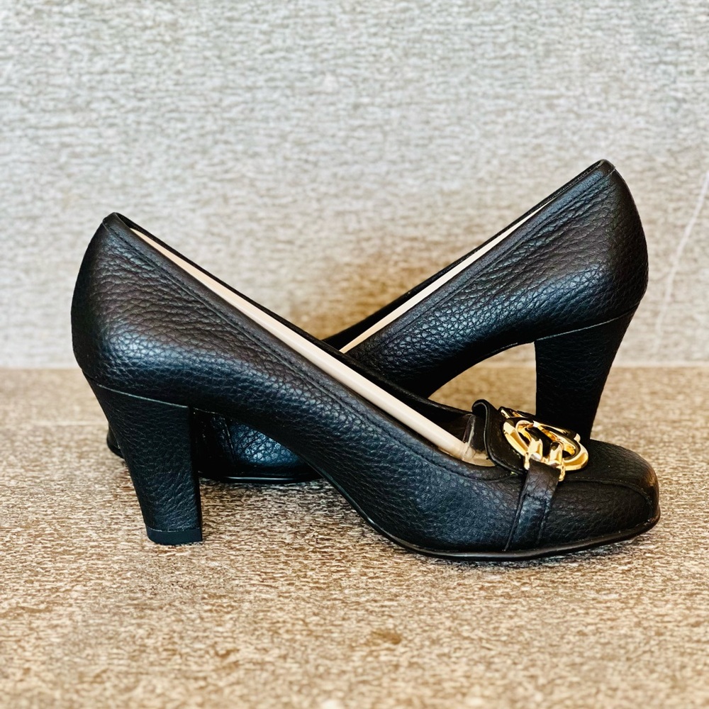 NWT. AEROSOLES Enrollment Black Pebbled Leather Heels with Gold Detail